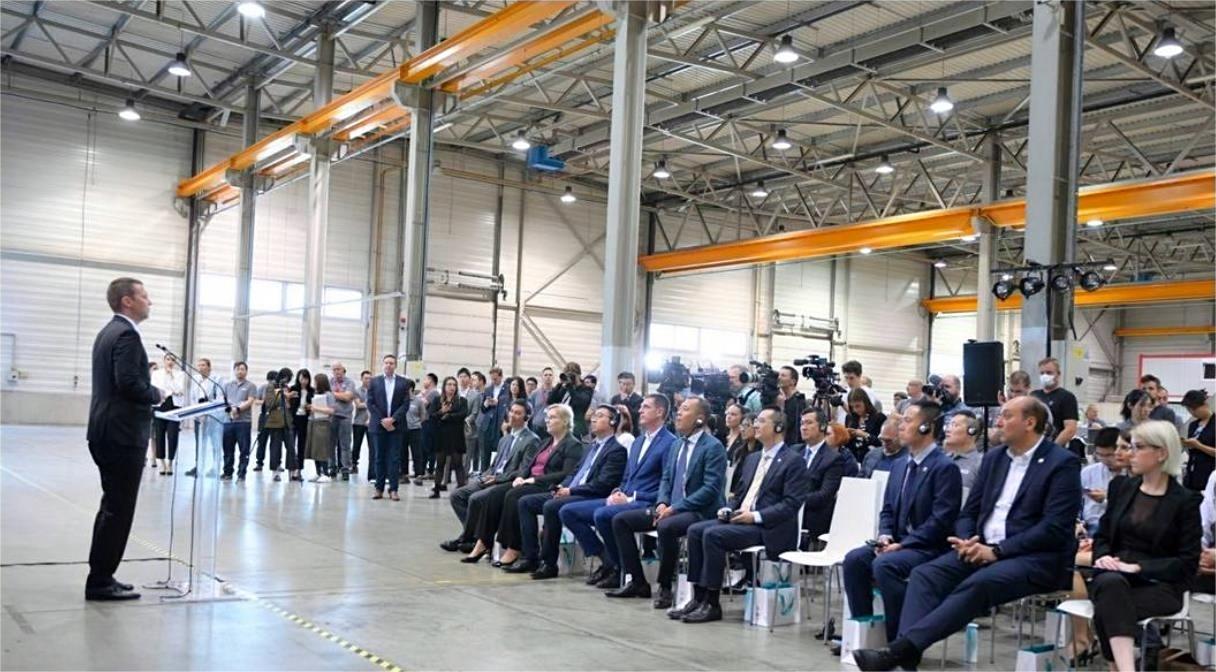 蔚来能源欧洲匈牙利工厂生产下线的首座换电站正式发运德国